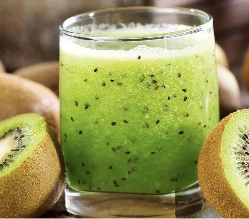 Kiwi juice with fresh kiwi